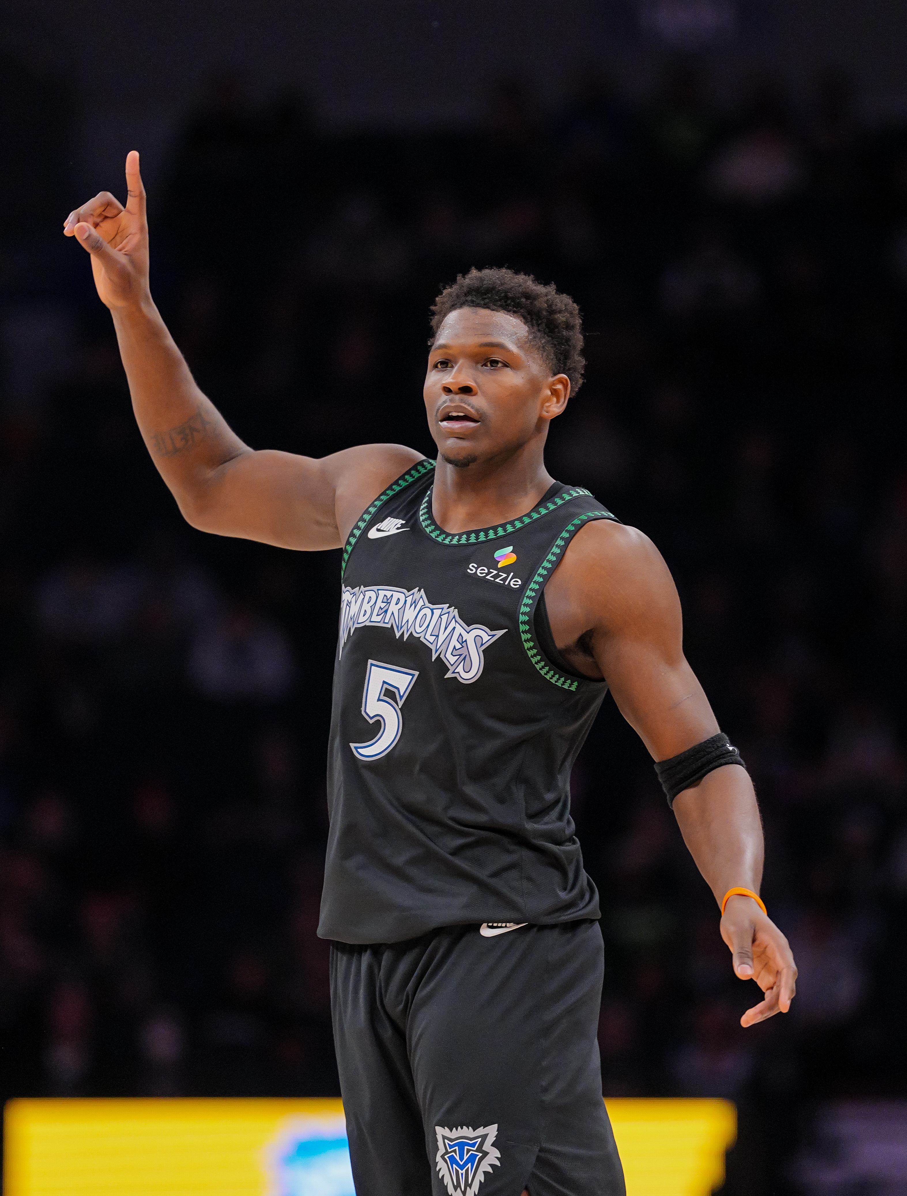 博鱼电竞首页-攻防俱佳！爱德华兹半场13中8&amp;三分5中3 砍下21分并有4次抢断